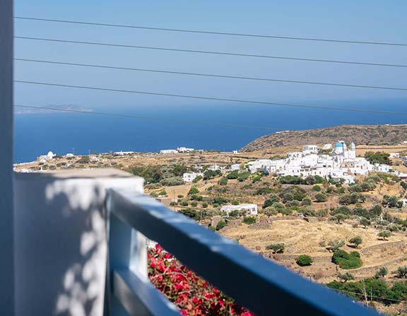 Θέα στη θάλασσα από το μπαλκόνι