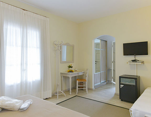 Spacious room at hotel Petali in Sifnos